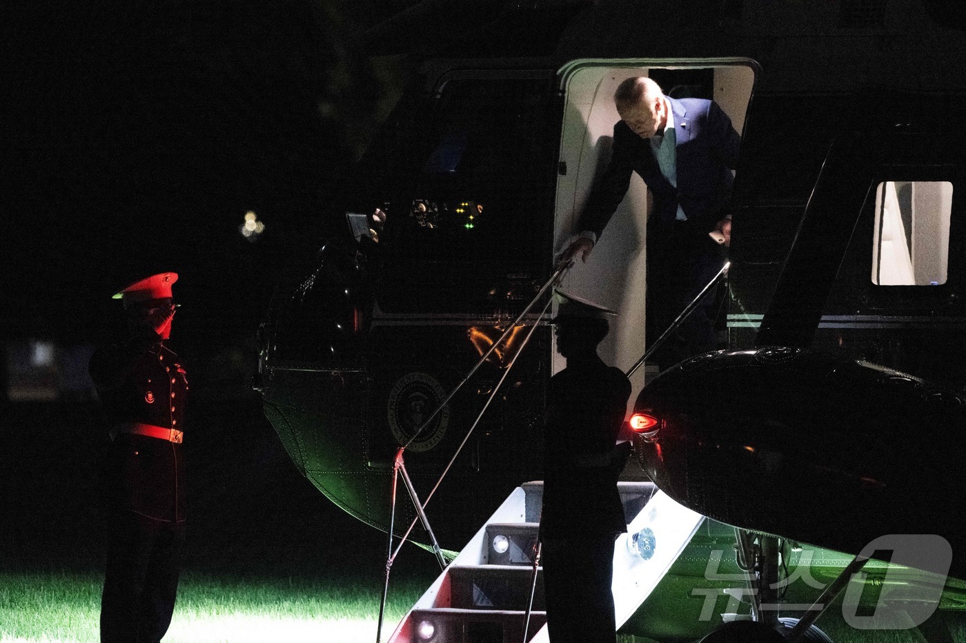 (워싱턴 AFP=뉴스1) 우동명 기자 = 조 바이든 미국 대통령이 26일(현지시간) 델라웨어에서 주말을 보낸 뒤 워싱턴 백악관 인근 포트 맥네어에 도착해 전용 헬기를 내리고 있다. …