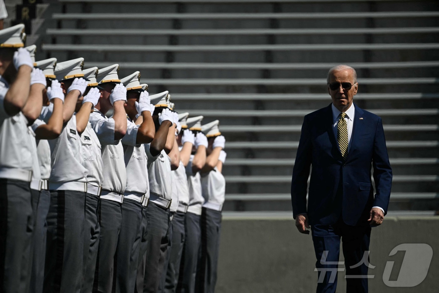 (웨스트 포인트 AFP=뉴스1) 우동명 기자 = 조 바이든 미국 대통령이 25일(현지시간) 뉴욕주 웨스트 포인트에서 열린 육군사관학교 웨스트 포인트 졸업식에 도착을 하고 있다. 2 …