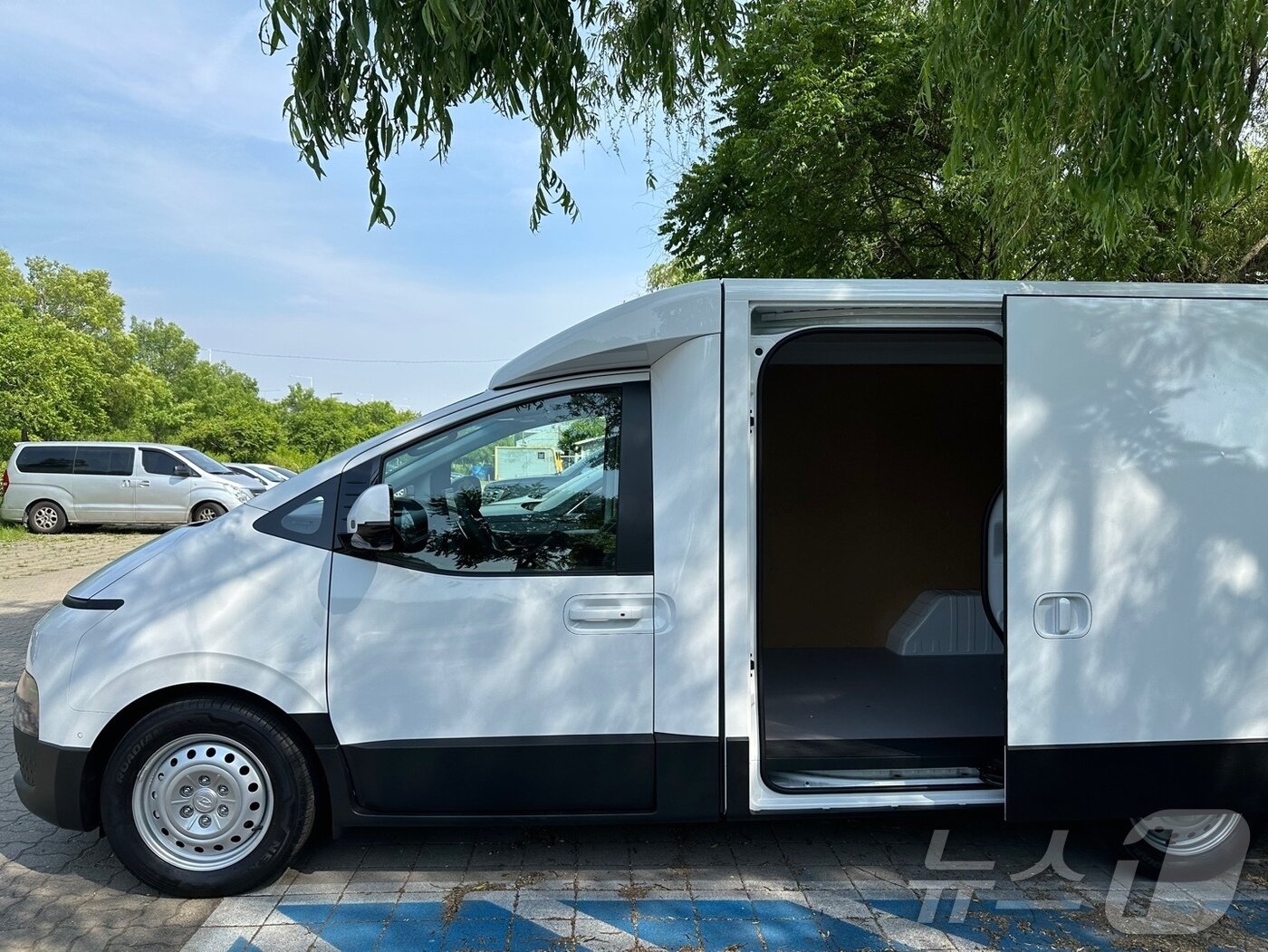 본문 이미지 -  측면 전동식 슬라이딩 도어를 연 ST1.ⓒ 뉴스1 이동희 기자