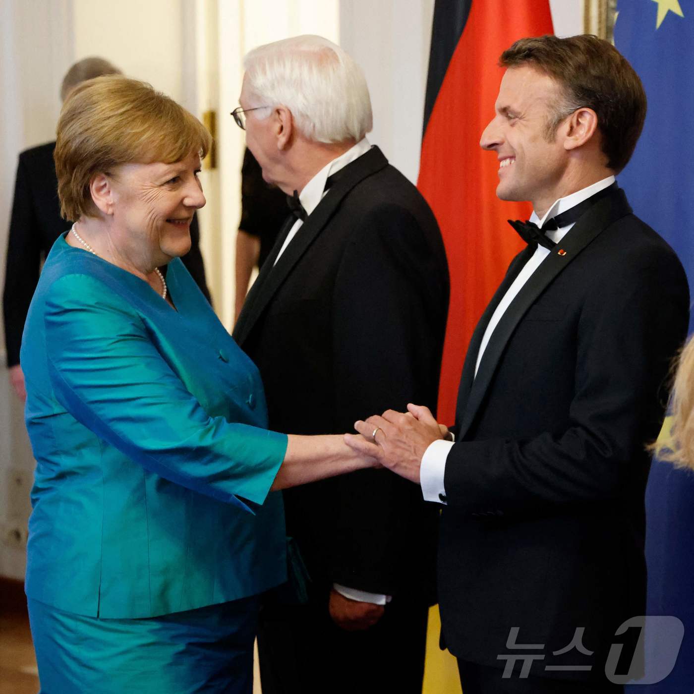 (베를린 AFP=뉴스1) 우동명 기자 = 에마뉘엘 마크롱 프랑스 대통령이 26일(현지시간) 베를린의 벨뷔성에서 열린 국빈 만찬에 도착해 앙겔라 메르켈 전 독일 총리와 악수를 하고 …