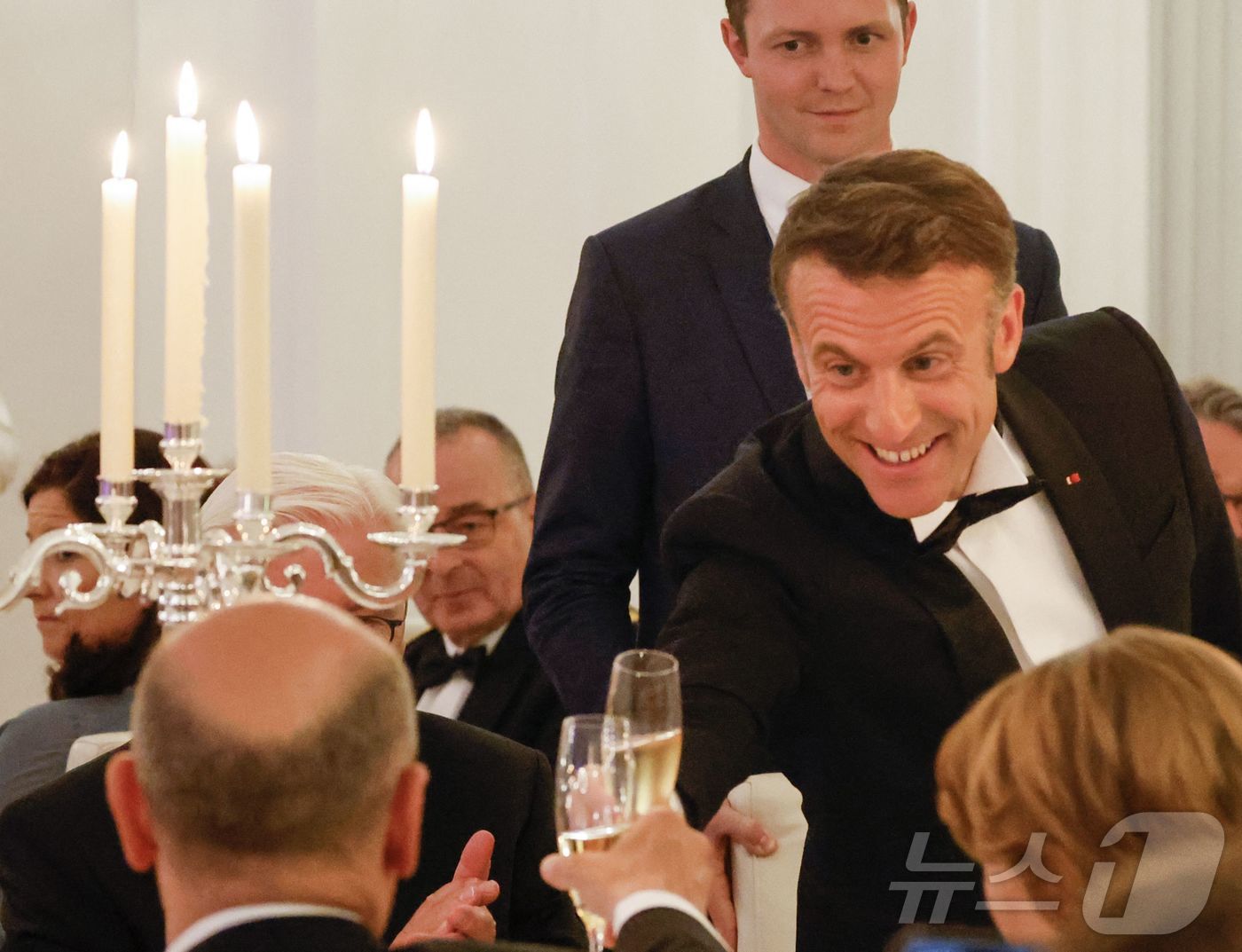 (베를린 AFP=뉴스1) 우동명 기자 = 에마뉘엘 마크롱 프랑스 대통령이 26일(현지시간) 베를린의 벨뷔성에서 열린 국빈 만찬에 참석해 올라프 숄츠 독일 총리와 건배를 하고 있다. …