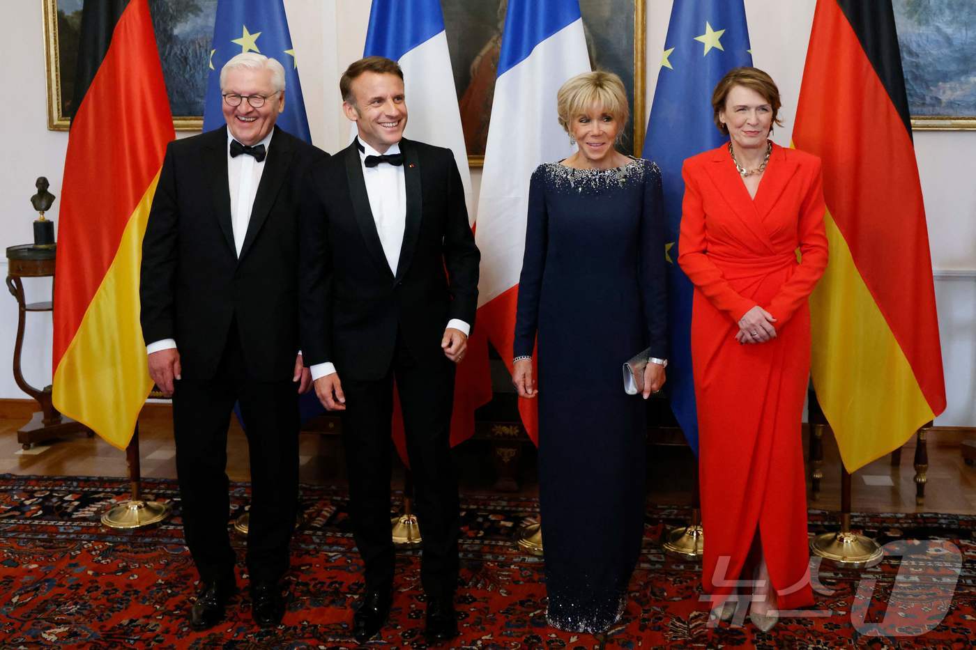 (베를린 AFP=뉴스1) 우동명 기자 = 에마뉘엘 마크롱 프랑스 대통령과 부인 브리지트 여사가 26일(현지시간) 베를린의 벨뷔성에서 열린 국빈 만찬에 참석해 프랑크발터 슈타인마이어 …