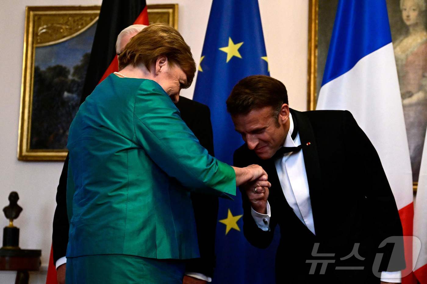 (베를린 AFP=뉴스1) 우동명 기자 = 에마뉘엘 마크롱 프랑스 대통령이 26일(현지시간) 베를린의 벨뷔성에서 열린 국빈 만찬에 도착해 앙겔라 메르켈 전 독일 총리에게 손 키스를 …