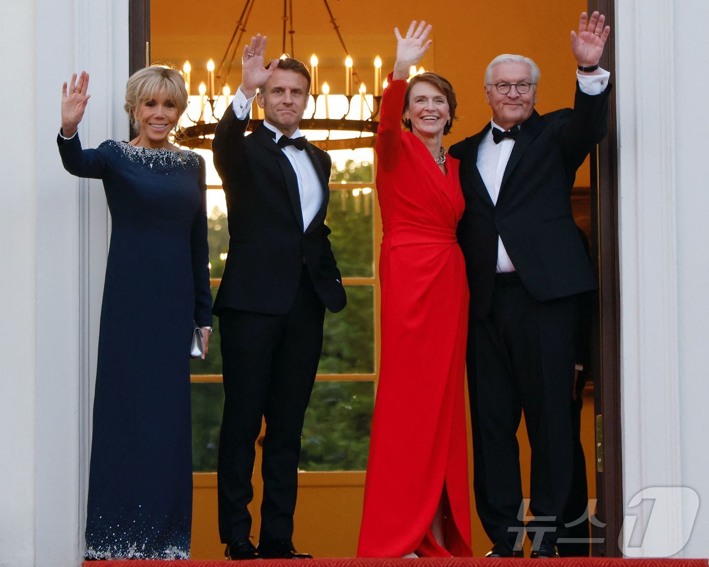 (베를린 AFP=뉴스1) 우동명 기자 = 에마뉘엘 마크롱 프랑스 대통령과 부인 브리지트 여사가 26일(현지시간) 베를린의 벨뷔성에서 열린 국빈 만찬에 도착해 프랑크발터 슈타인마이어 …