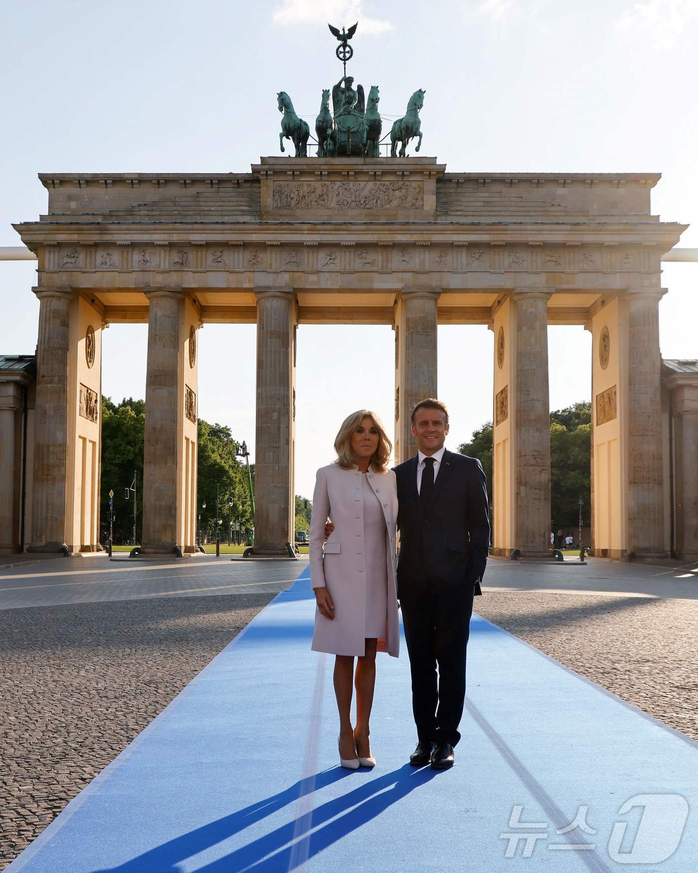 (베를린 AFP=뉴스1) 우동명 기자 = 에마뉘엘 마크롱 프랑스 대통령과 부인 브리지트 여사가 26일(현지시간) 국빈 방문한 독일 베를린의 브란덴부르크 문 앞에서 포즈를 취하고 있 …