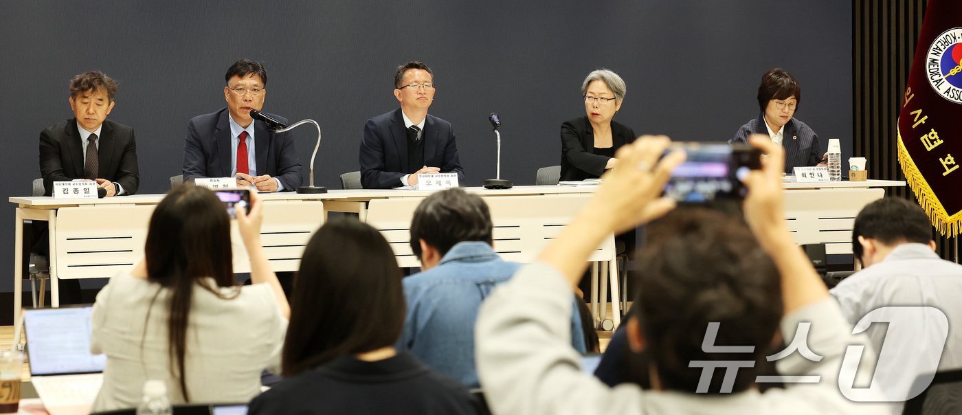 대한의사협회와 의대 교수 단체가 27일 서울 용산구 대한의사협회에서 의학교육 파국 저지를 위한 공동 기자회견을 진행하고 있다. 2024.5.27/뉴스1 ⓒ News1 박지혜 기자