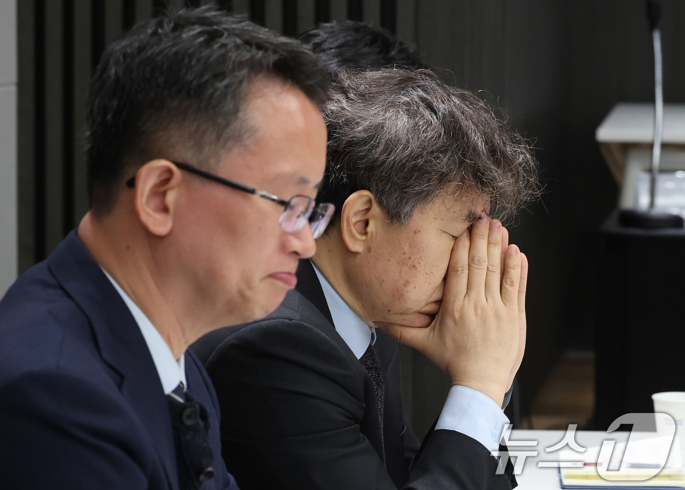(서울=뉴스1) 박지혜 기자 = 김종일 서울대의대 교수협의회 회장이 27일 서울 용산구 대한의사협회에서 열린 의학교육 파국 저지를 위한 공동 기자회견에 참석해 생각에 잠겨 있다. …