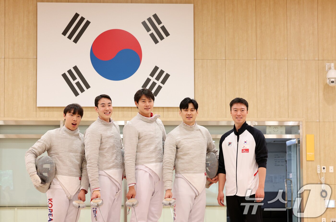 본문 이미지 - 한국 남자사브르 대표팀 박상원&#40;왼쪽부터&#41; 도경동, 오상욱, 구본길과 원우영 코치가 27일 충북 진천국가대표선수촌에서 열린 &#39;2024 파리 올림픽 펜싱 국가대표선수단 미디어데이&#39;에서 기념촬영을 하고 있다. 2024.5.27/뉴스1 ⓒ News1 이동해 기자