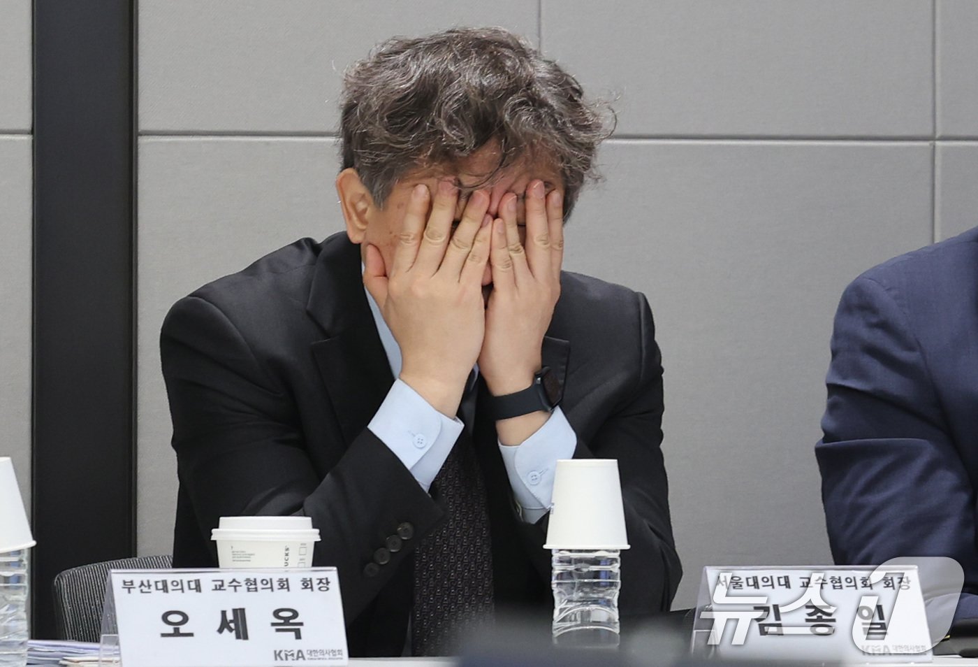 본문 이미지 - 김종일 서울대의대 교수협의회 회장이 27일 서울 용산구 대한의사협회에서 열린 의학교육 파국 저지를 위한 공동 기자회견에 참석해 생각에 잠겨 있다. 2024.5.27/뉴스1 ⓒ News1 박지혜 기자