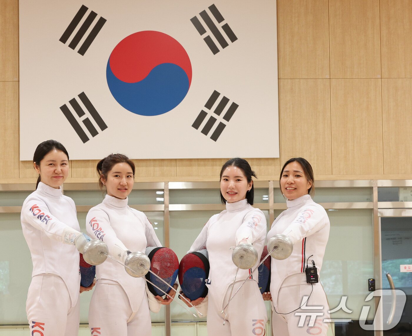 한국 여자 에뻬 대표팀 최인정, 이혜인, 송세라, 강영미&#40;왼쪽부터&#41;와 구교동 코치가 27일 충북 진천국가대표선수촌에서 열린 &#39;2024 파리 올림픽 펜싱 국가대표선수단 미디어데이&#39;에서 기념촬영을 하고 있다. 2024.5.27/뉴스1 ⓒ News1 이동해 기자