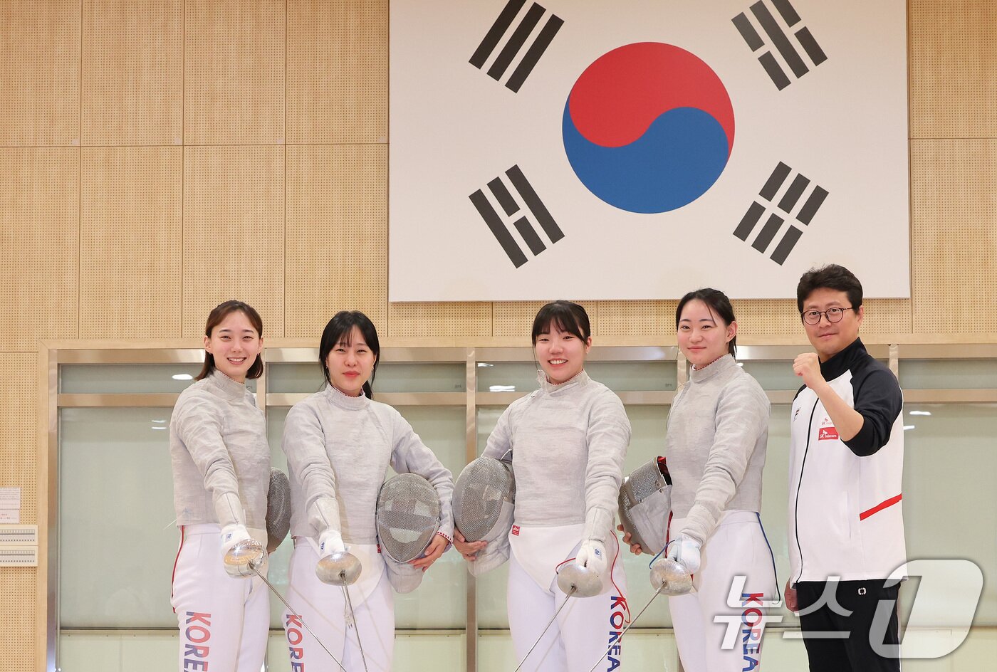 한국 여자사브르 대표팀 선수들과 이국현 코치가 27일 충북 진천국가대표선수촌에서 열린 &#39;2024 파리 올림픽 펜싱 국가대표선수단 미디어데이&#39;에서 기념촬영을 하고 있다. 2024.5.27/뉴스1 ⓒ News1 이동해 기자