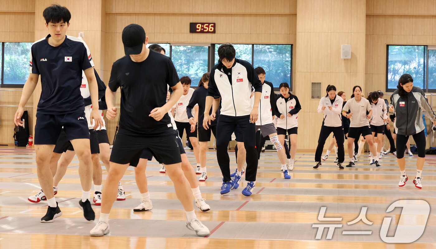 본문 이미지 - 펜싱 선수들이 27일 충북 진천국가대표선수촌에서 열린 '2024 파리 올림픽 국가대표선수단 미디어데이'를 앞두고 몸을 풀고 있다. 2024.5.27/뉴스1 ⓒ News1 이동해 기자