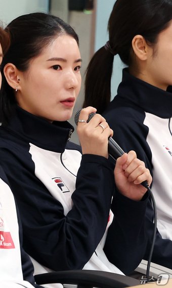 한국 여자 에뻬 대표팀 송세라가 27일 충북 진천국가대표선수촌에서 열린 &#39;2024 파리 올림픽 펜싱 국가대표선수단 미디어데이&#39;에서 기자들 질의에 답변하고 있다. 2024.5.27/뉴스1 ⓒ News1