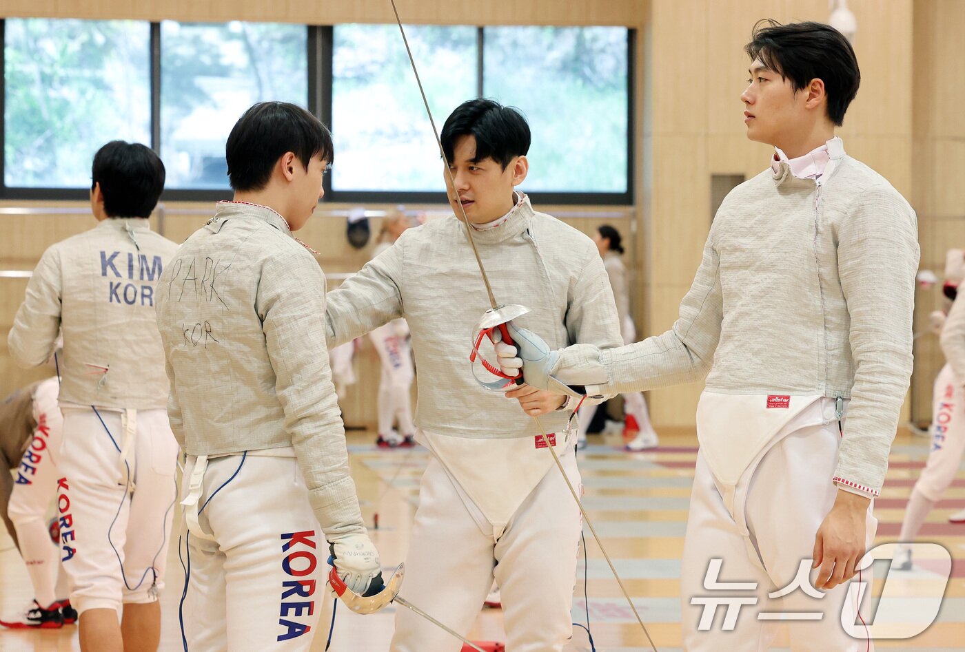 본문 이미지 - 한국 남자사브르 대표팀 오상욱(오른쪽부터), 구본길, 박상원이 27일 충북 진천국가대표선수촌에서 열린 '2024 파리 올림픽 펜싱 국가대표선수단 미디어데이'에서 대화를 나누고 있다. 2024.5.27/뉴스1 ⓒ News1 이동해 기자