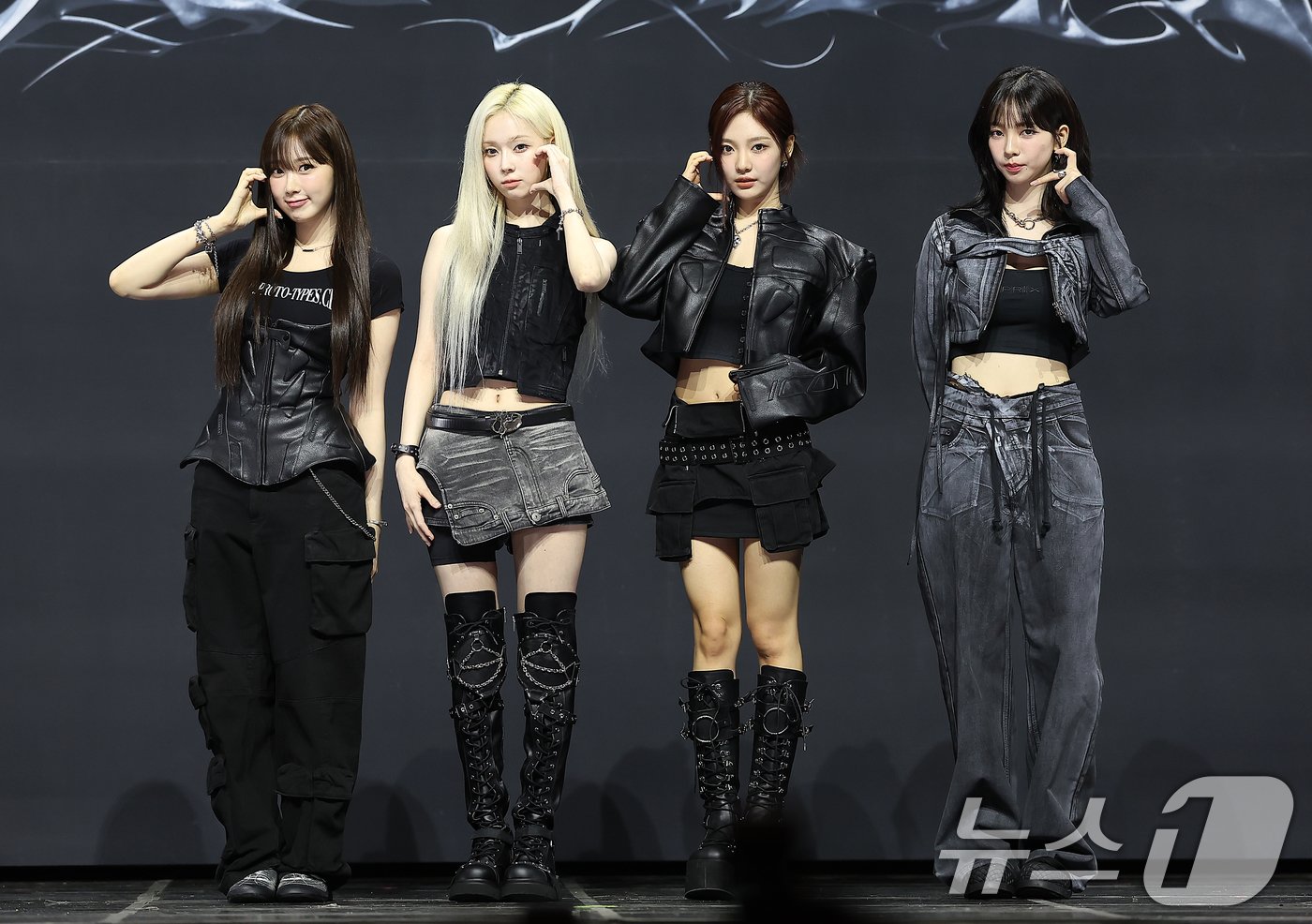 본문 이미지 - 걸그룹 에스파가 27일 오후 서울 용산구 한남동 블루스퀘어 마스터카드홀에서 열린 첫 정규 앨범 ‘Armageddon’(아마겟돈) 발매 기념 쇼케이스에서 포즈를 취하고 있다. 2024.5.27/뉴스1 ⓒ News1 김진환 기자