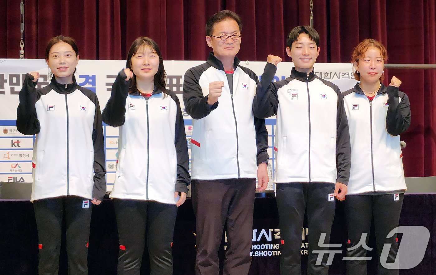 본문 이미지 - 사격 대표팀 김예지&#40;왼쪽부터&#41;, 반효진, 장갑석 감독, 송종호, 이은서가 27일 충북 진천국가대표선수촌에서 열린 &#39;제33회 파리 올림픽 사격 국가대표 미디어데이&#39;에서 기념촬영을 하고 있다. 2024.5.27/뉴스1 ⓒ News1 이재상 기자