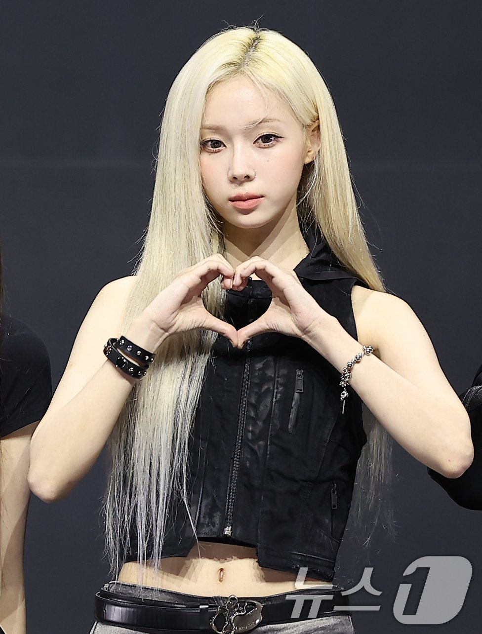 본문 이미지 - 걸그룹 에스파의 윈터가 27일 오후 서울 용산구 한남동 블루스퀘어 마스터카드홀에서 열린 첫 정규 앨범 ‘Armageddon’(아마겟돈) 발매 기념 쇼케이스에서 포즈를 취하고 있다. 2024.5.27/뉴스1 ⓒ News1 김진환 기자