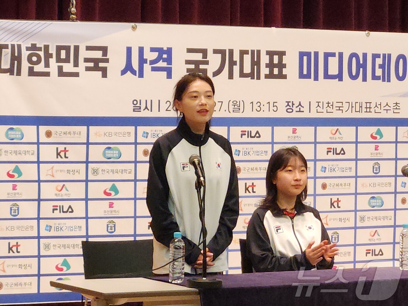 본문 이미지 - 사격 대표팀의 김예지가 27일 진천선수촌에서 열린 미디어데이에서 각오를 밝히고 있다.