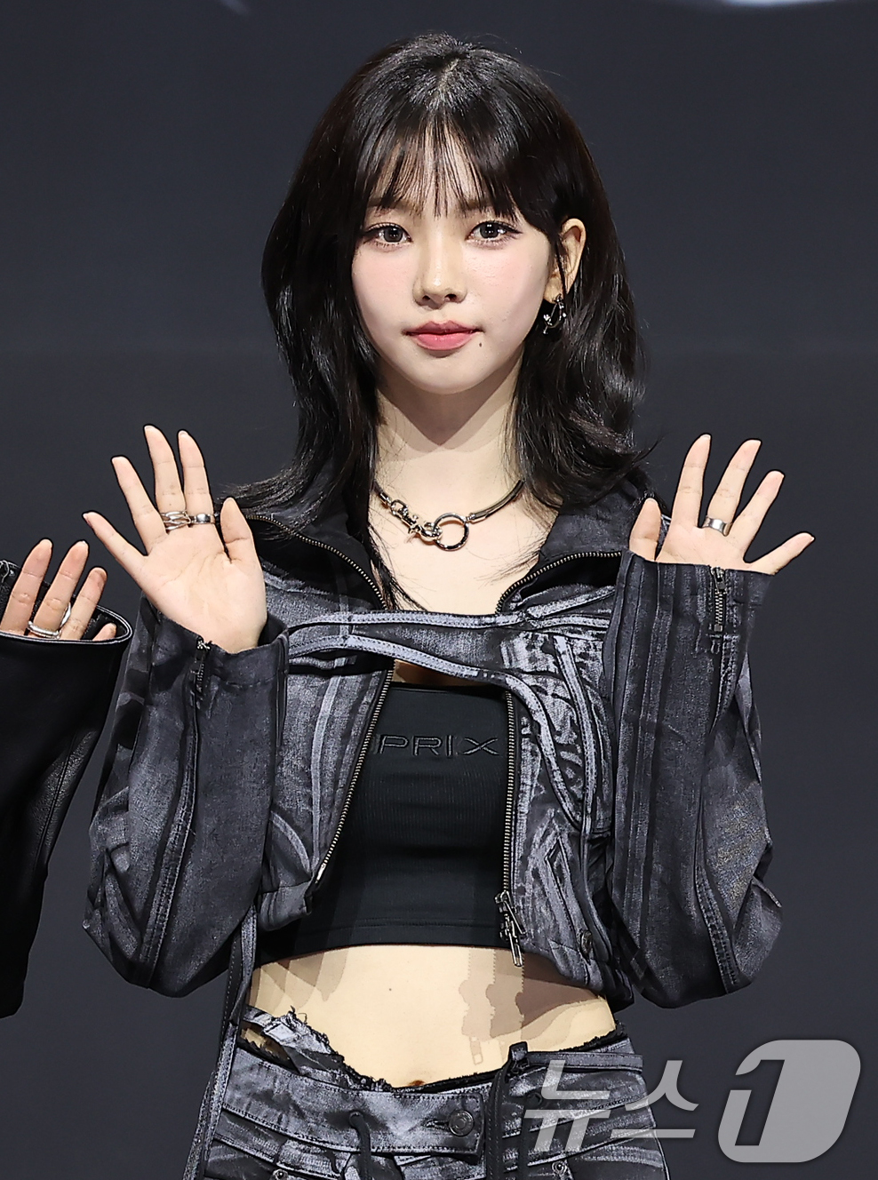 (서울=뉴스1) 김진환 기자 = 걸그룹 에스파의 카리나가 27일 오후 서울 용산구 한남동 블루스퀘어 마스터카드홀에서 열린 첫 정규 앨범 ‘Armageddon’(아마겟돈) 발매 기념 …