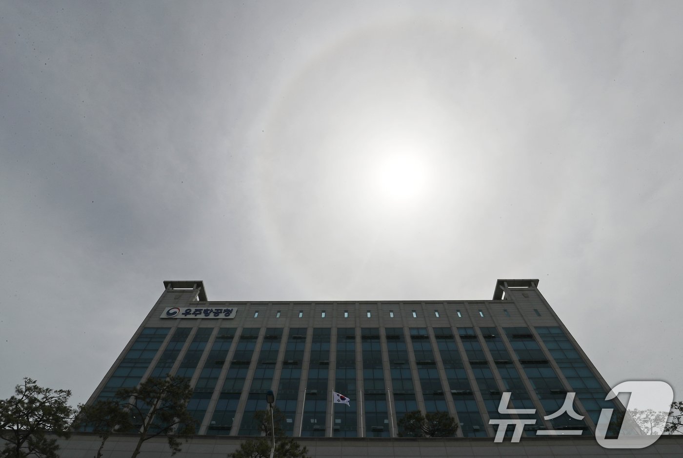 본문 이미지 - '한국판 나사(NASA)'인 우주항공청이 개청한 27일 경남 사천시 사남면 우주항공청 임시청사 위 하늘에 해무리가 떠 있다. 2024.5.27/뉴스1 ⓒ News1 윤일지 기자