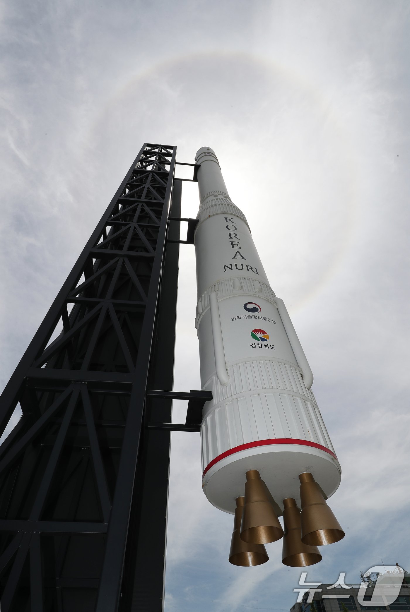 본문 이미지 - '한국판 나사(NASA)'인 우주항공청이 개청한 27일 경남 창원 의창구 경남도청 정문에 설치된 국산 우주발사체 '누리호' 모형 위 하늘에 해무리가 떠 있다.  2024.5.27/뉴스1 ⓒ News1 윤일지 기자