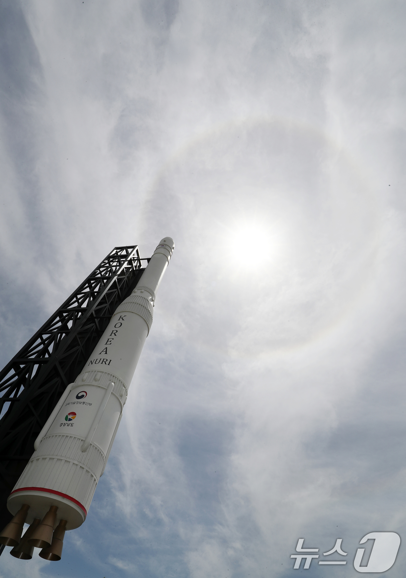 (창원=뉴스1) 윤일지 기자 = '한국판 나사(NASA)'인 우주항공청이 개청한 27일 경남 창원 의창구 경남도청 정문에 설치된 국산 우주발사체 '누리호' 모형 위 하늘에 해무리가 …