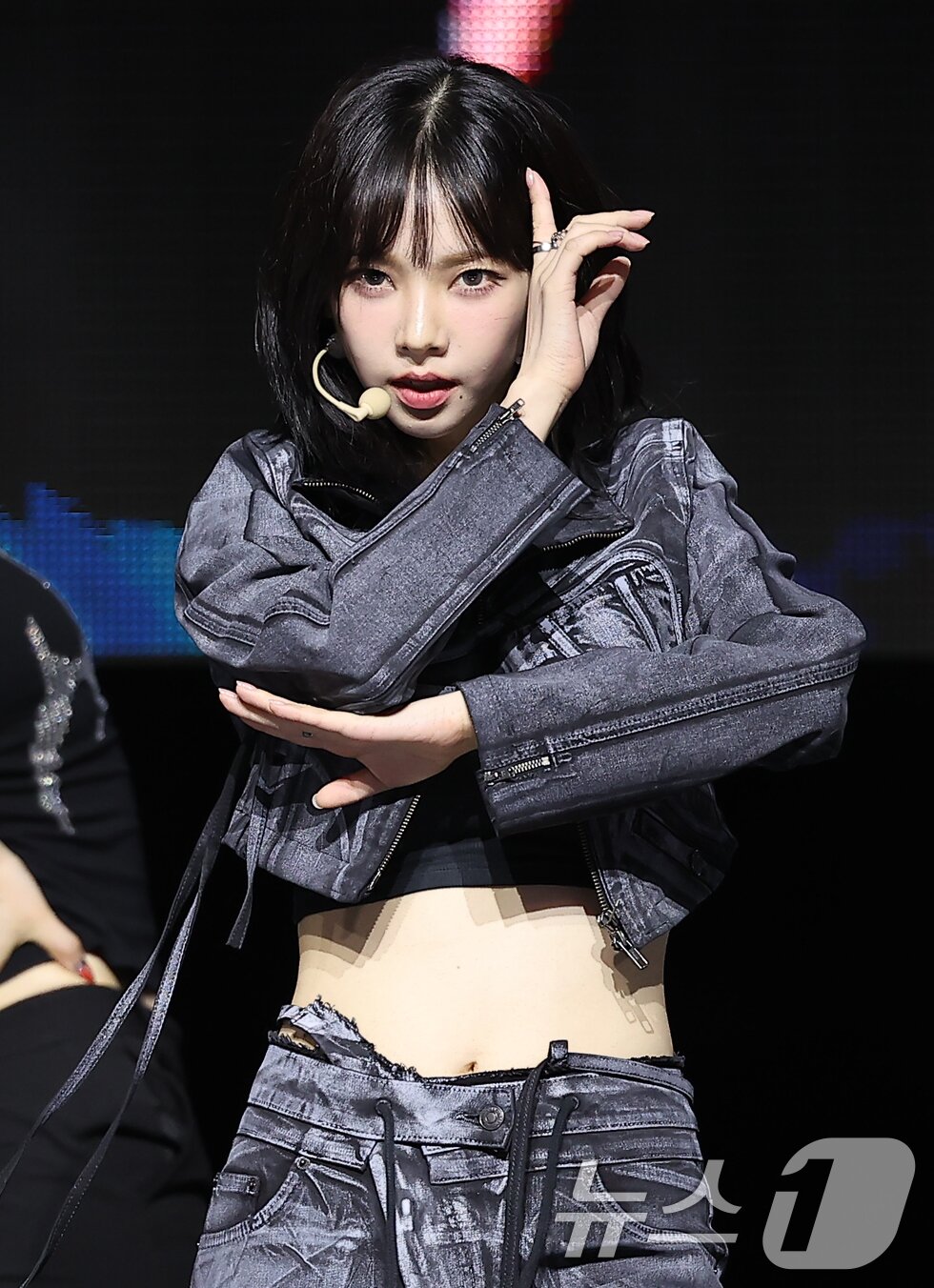 본문 이미지 - 걸그룹 에스파의 카리나가 27일 오후 서울 용산구 한남동 블루스퀘어 마스터카드홀에서 열린 첫 정규 앨범 ‘Armageddon’&#40;아마겟돈&#41; 발매 기념 쇼케이스에서 열정적인 무대를 펼치고 있다. 2024.5.27/뉴스1 ⓒ News1 김진환 기자