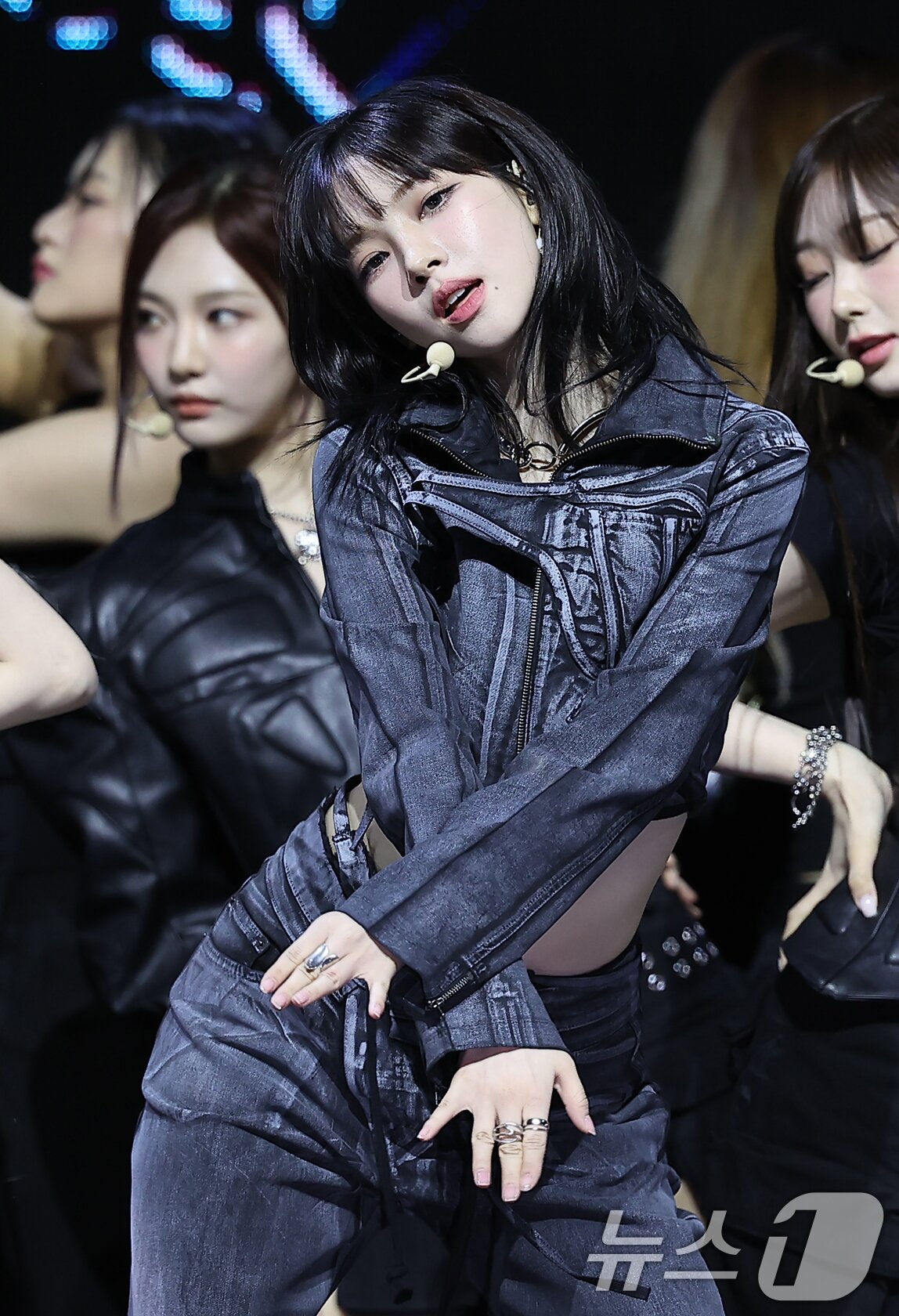 본문 이미지 - 걸그룹 에스파의 카리나가 27일 오후 서울 용산구 한남동 블루스퀘어 마스터카드홀에서 열린 첫 정규 앨범 ‘Armageddon’&#40;아마겟돈&#41; 발매 기념 쇼케이스에서 열정적인 무대를 펼치고 있다. 2024.5.27/뉴스1 ⓒ News1 김진환 기자