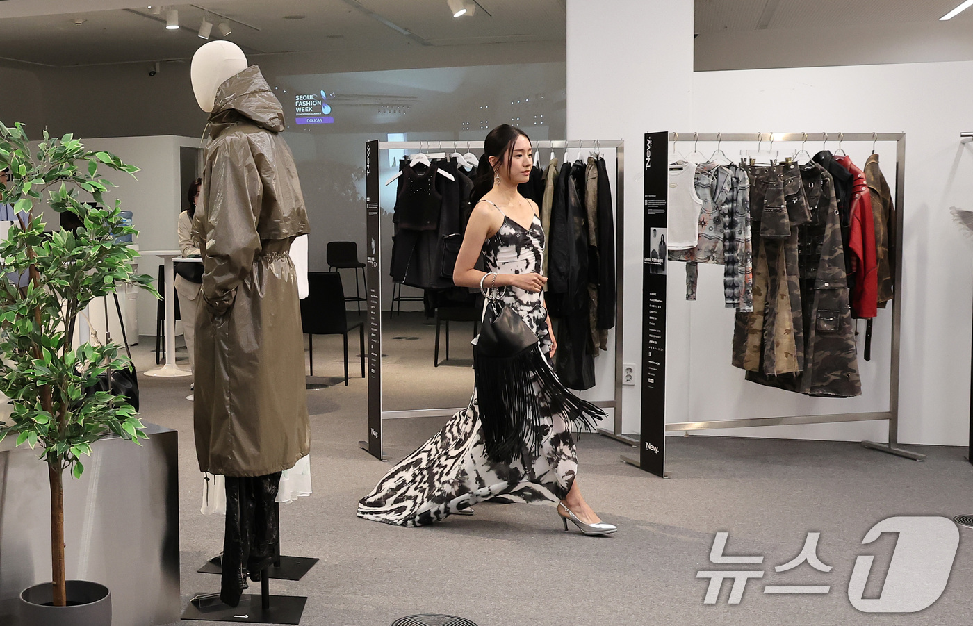 (서울=뉴스1) 김성진 기자 = 27일 서울 중구 동대문디자인플라자(DDP) 디자인랩에서 열린 하이서울쇼룸 패션 뉴 에라 패션쇼에서 모델들이 런웨이를 하고 있다. 2024.5.27 …
