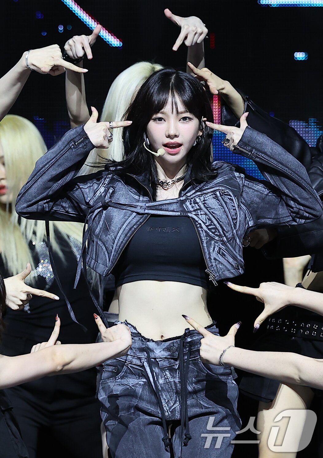 본문 이미지 - 걸그룹 에스파의 카리나가 27일 오후 서울 용산구 한남동 블루스퀘어 마스터카드홀에서 열린 첫 정규 앨범 ‘Armageddon’&#40;아마겟돈&#41; 발매 기념 쇼케이스에서 열정적인 무대를 펼치고 있다. 2024.5.27/뉴스1 ⓒ News1 김진환 기자