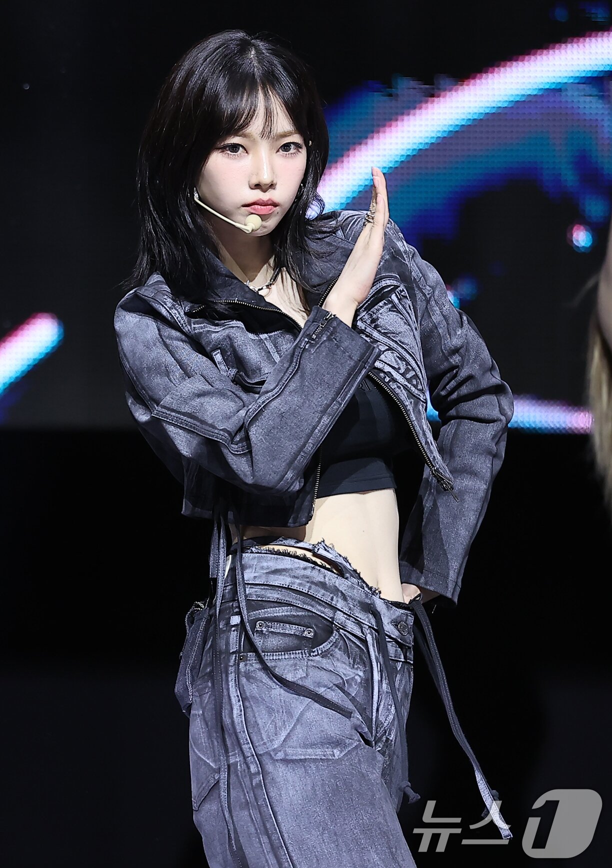 본문 이미지 - 걸그룹 에스파의 카리나가 27일 오후 서울 용산구 한남동 블루스퀘어 마스터카드홀에서 열린 첫 정규 앨범 ‘Armageddon’&#40;아마겟돈&#41; 발매 기념 쇼케이스에서 열정적인 무대를 펼치고 있다. 2024.5.27/뉴스1 ⓒ News1 김진환 기자