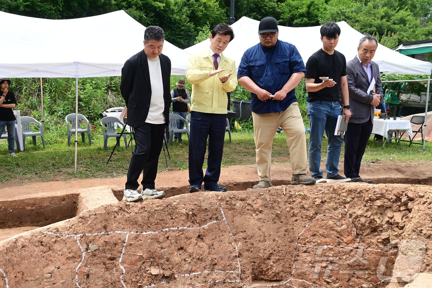 조규일 진주시장&#40;왼쪽 두번째&#41;이 27일 진주 원당고분군 발굴조사 현장설명회에서 현장을 점검하고 있다&#40;진주시 제공&#41;. 2024.5.27