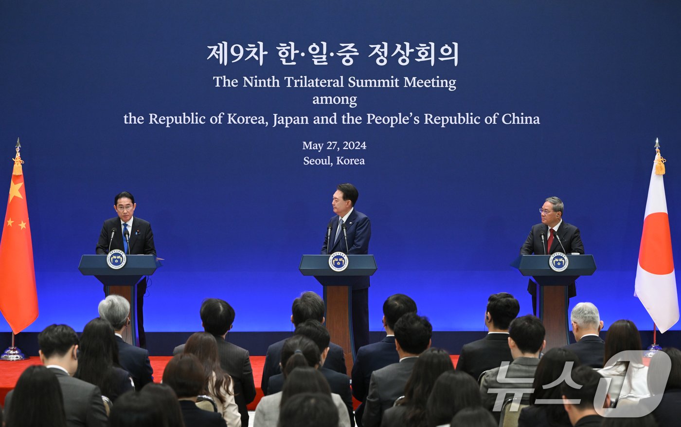 본문 이미지 - 윤석열 대통령과 리창 중국 총리가 27일 청와대 영빈관에서 열린 제9차 한·중·일 정상회의 공동기자회견에서 기시다 후미오 일본 총리의 발언을 경청하고 있다. (대통령실 제공) 2024.5.27/뉴스1 ⓒ News1 오대일 기자