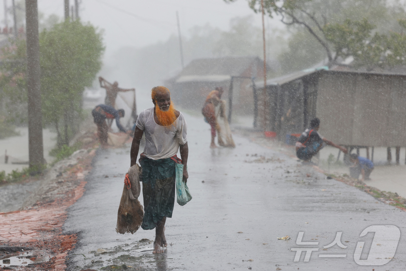 (사트키라 로이터=뉴스1) 정지윤 기자 = 27일(현지시간) 방글라데시 사트키라 지역에 사이클론 레말이 강타하면서 폭우가 내리고 있다. 2024.05.27ⓒ 로이터=뉴스1