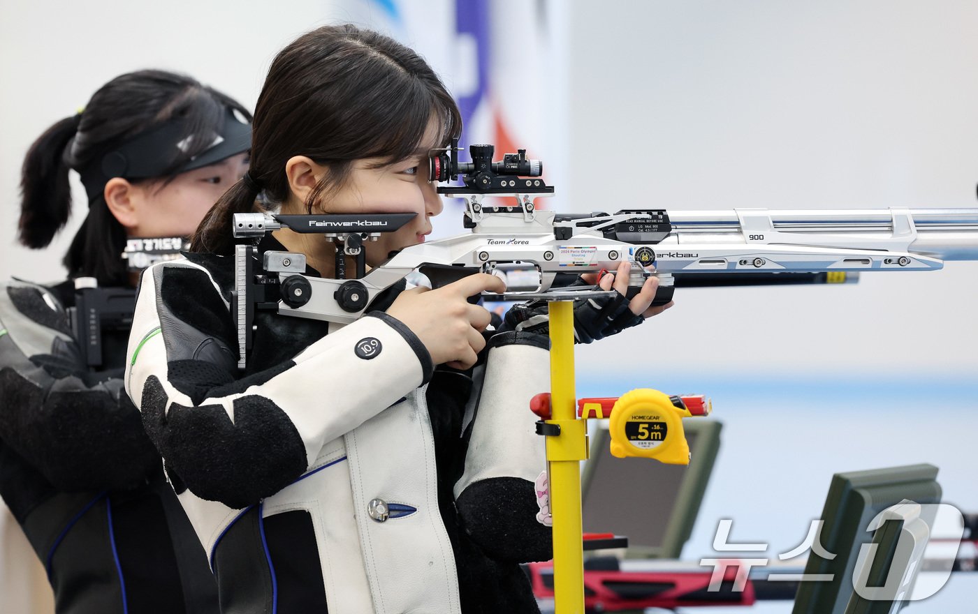 본문 이미지 - 10m 공기소총에 출전하는 사격 대표팀 반효진이 27일 충북 진천국가대표선수촌에서 열린 '제33회 파리 올림픽 사격 국가대표 미디어데이'에서 훈련을 하고 있다. 2024.5.27/뉴스1 ⓒ News1 이동해 기자