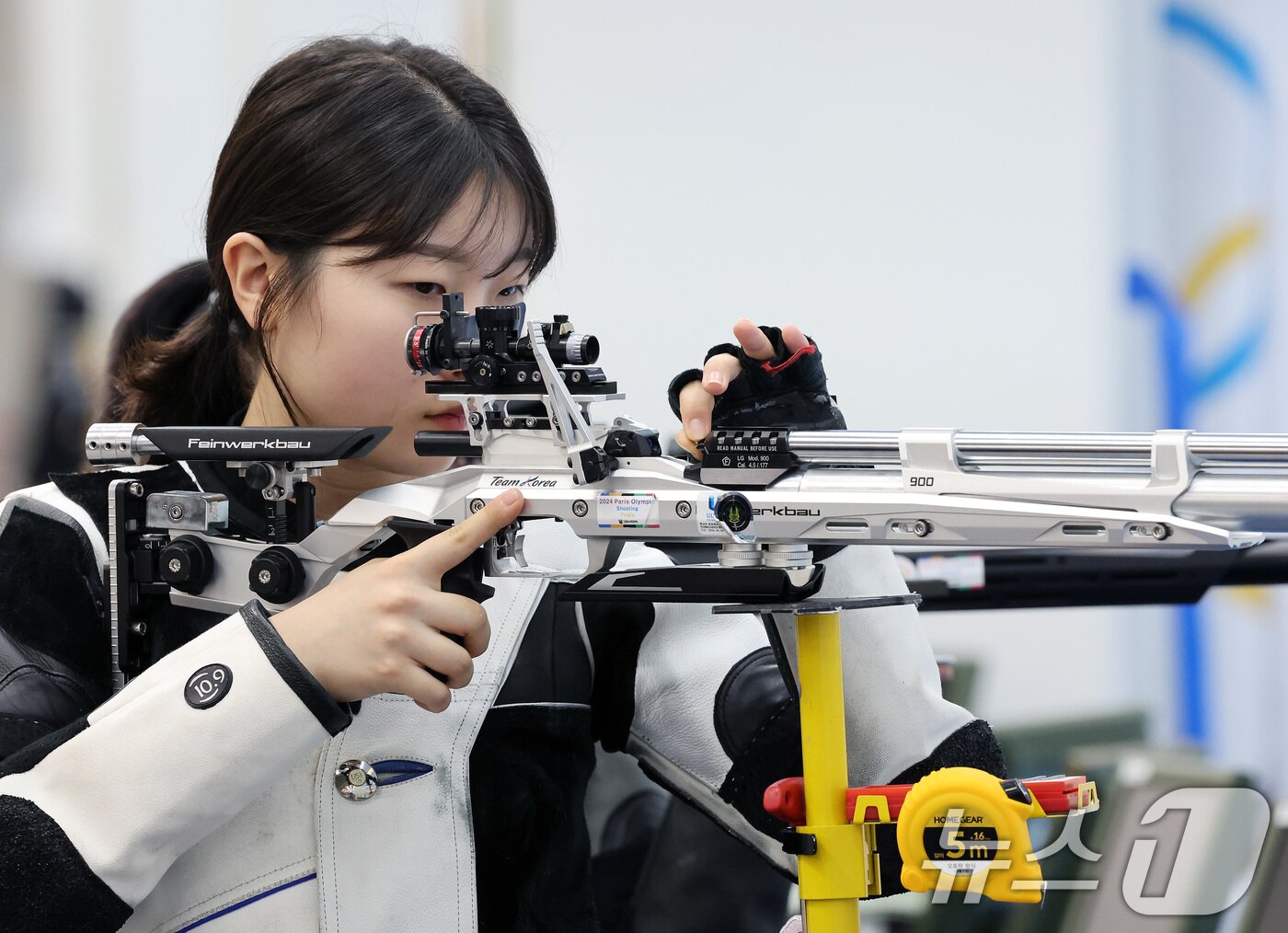 본문 이미지 - 10m 공기소총에 출전하는 사격 대표팀 반효진이 27일 충북 진천국가대표선수촌에서 열린 &#39;제33회 파리 올림픽 사격 국가대표 미디어데이&#39;에서 훈련을 하고 있다. 2024.5.27/뉴스1 ⓒ News1 이동해 기자