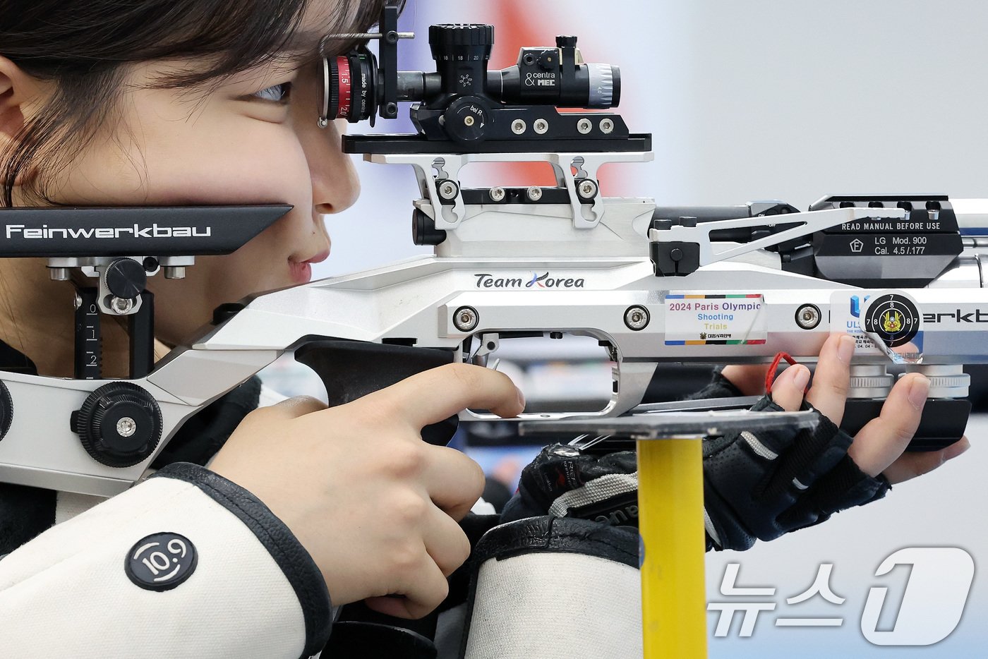 본문 이미지 - 10m 공기소총에 출전하는 사격 대표팀 반효진이 27일 충북 진천국가대표선수촌에서 열린 &#39;제33회 파리 올림픽 사격 국가대표 미디어데이&#39;에서 훈련을 하고 있다. 2024.5.27/뉴스1 ⓒ News1 이동해 기자