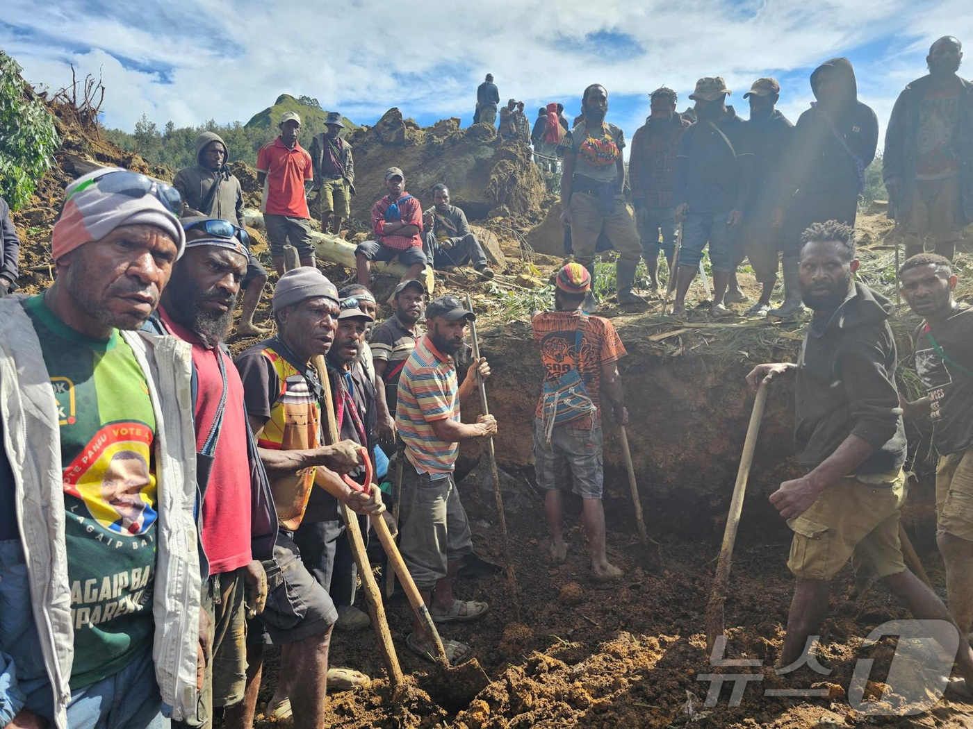 (로이터=뉴스1) 박형기 기자 = 24일(현지시간) 파푸아뉴기니 주민들이 매몰자를 찾기 위해 땅을 파고 있다. 2024.05.24ⓒ 로이터=뉴스1