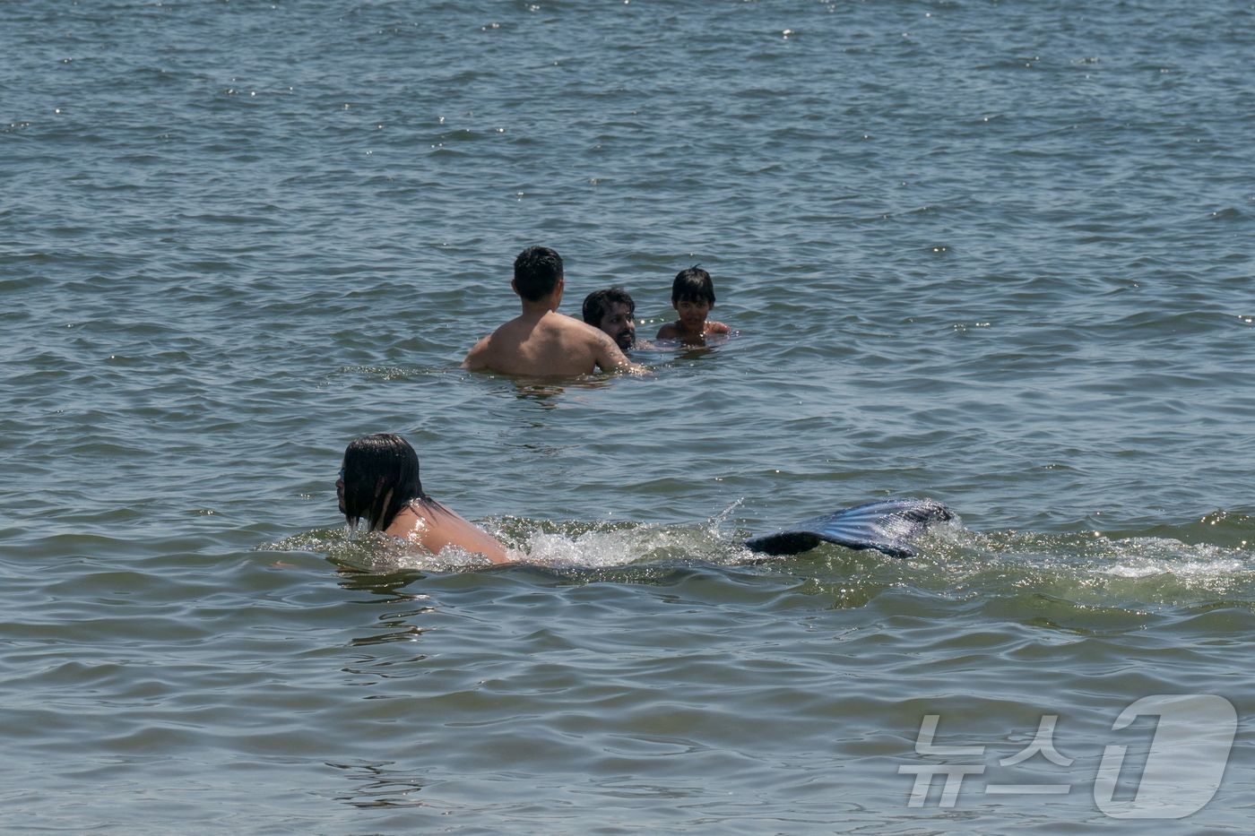 (뉴욕 AFP=뉴스1) 정지윤 기자 = 25일(현지시간) 미국 뉴욕 코니아일랜드에서 사람들이 수영을 하고 있다. 오는 27일 메모리얼 데이(Memorial Day)는 비공식적으로 …