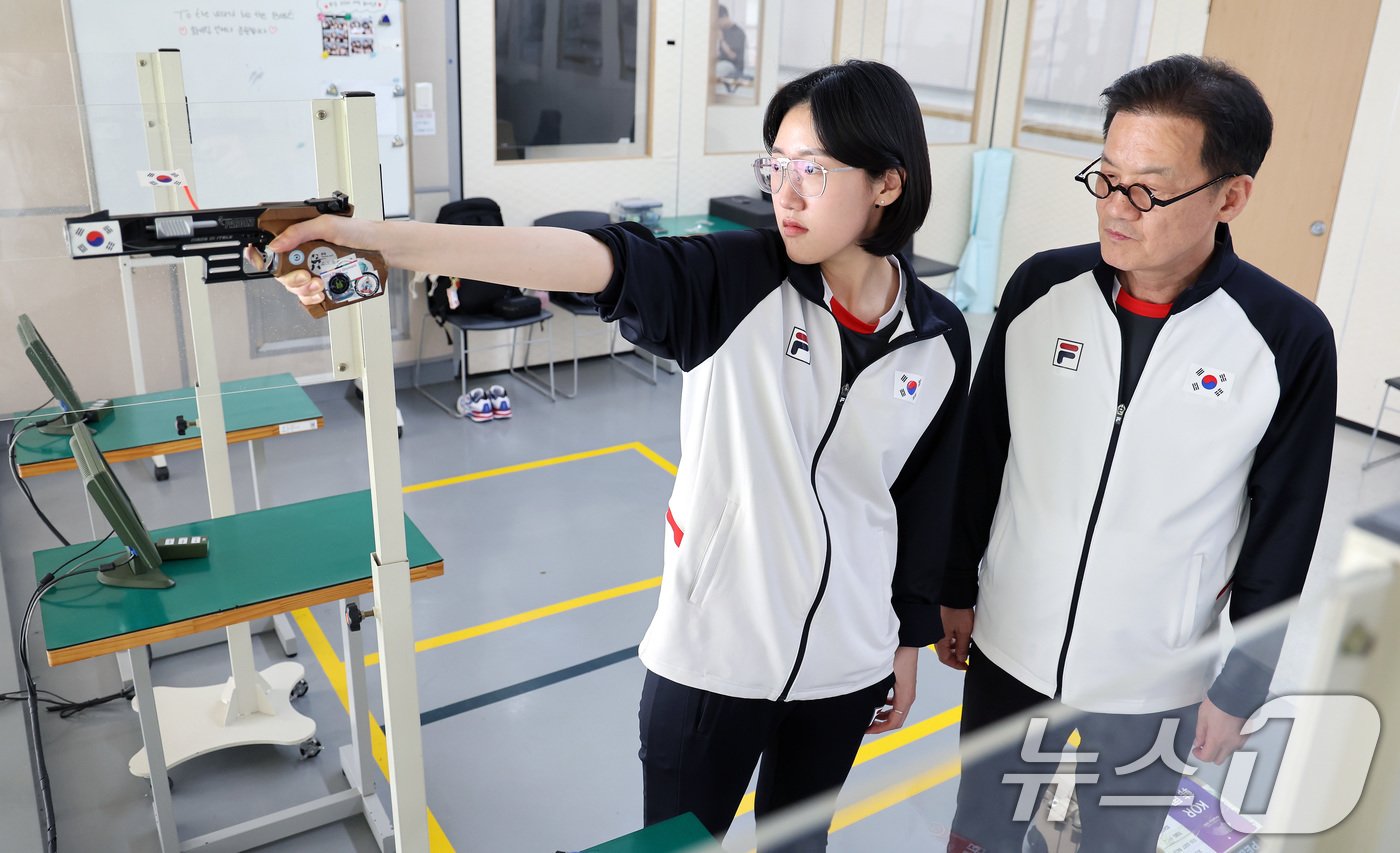 본문 이미지 - 장갑석 사격대표팀 총괄 감독이 27일 충북 진천국가대표선수촌에서 열린 '제33회 파리 올림픽 사격 국가대표 미디어데이'에서 25m 권총에 출전하는 양지인을 지도하고 있다. 2024.5.27/뉴스1 ⓒ News1 이동해 기자