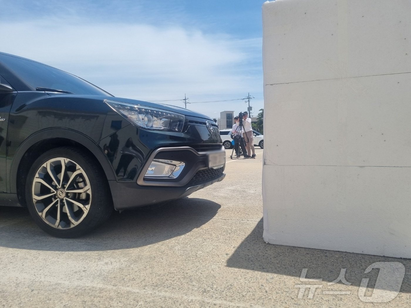 본문 이미지 - 지난 2022년 12월 강원 강릉에서 일어난 급발진 의심사고의 책임소재를 가리기 위한 민사소송이 진행 중인 가운데 운전자 측이 27일 강릉의 한 교회 주차장에서 자동긴급제동장치(AEB) 기능 재연시험을 진행하고 있다. 2024.5.27/뉴스1 윤왕근 기자