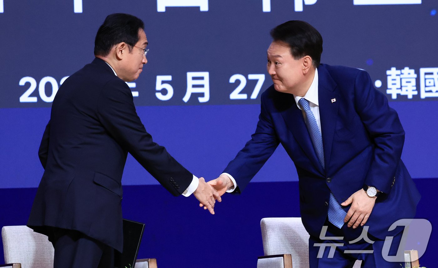 본문 이미지 - 윤석열 대통령과 기시다 후미오 일본 총리가 지난달 27일 서울 중구 대한상공회의소에서 열린 제8차 한중일 비즈니스 서밋에서 악수하고 있다. (대통령실 제공) 2024.5.27/뉴스1 ⓒ News1 오대일 기자