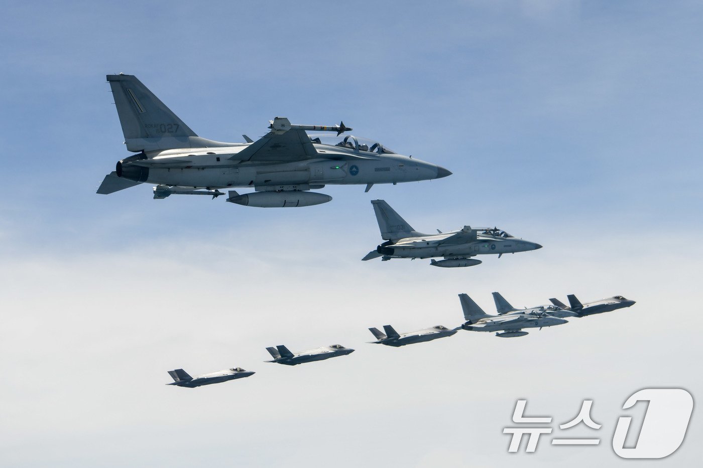 [뉴스1 PICK]軍, F-35A 등 전투기 20여로 타격훈련… 北 위성발사 예고에 '엄중 경고' - 뉴스1