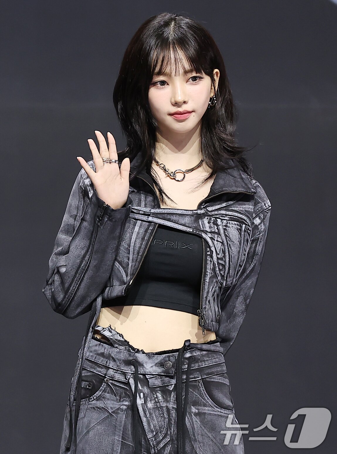 본문 이미지 - 걸그룹 에스파의 카리나가 27일 오후 서울 용산구 한남동 블루스퀘어 마스터카드홀에서 열린 첫 정규 앨범 ‘Armageddon’&#40;아마겟돈&#41; 발매 기념 쇼케이스에 참석해 포즈를 취하고 있다. 2024.5.27/뉴스1 ⓒ News1 김진환 기자