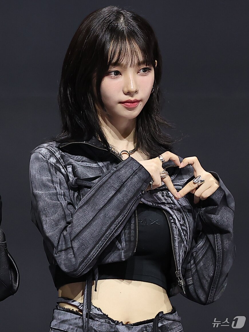 본문 이미지 - 걸그룹 에스파의 카리나가 27일 오후 서울 용산구 한남동 블루스퀘어 마스터카드홀에서 열린 첫 정규 앨범 ‘Armageddon’&#40;아마겟돈&#41; 발매 기념 쇼케이스에 참석해 포즈를 취하고 있다. 2024.5.27/뉴스1 ⓒ News1 김진환 기자