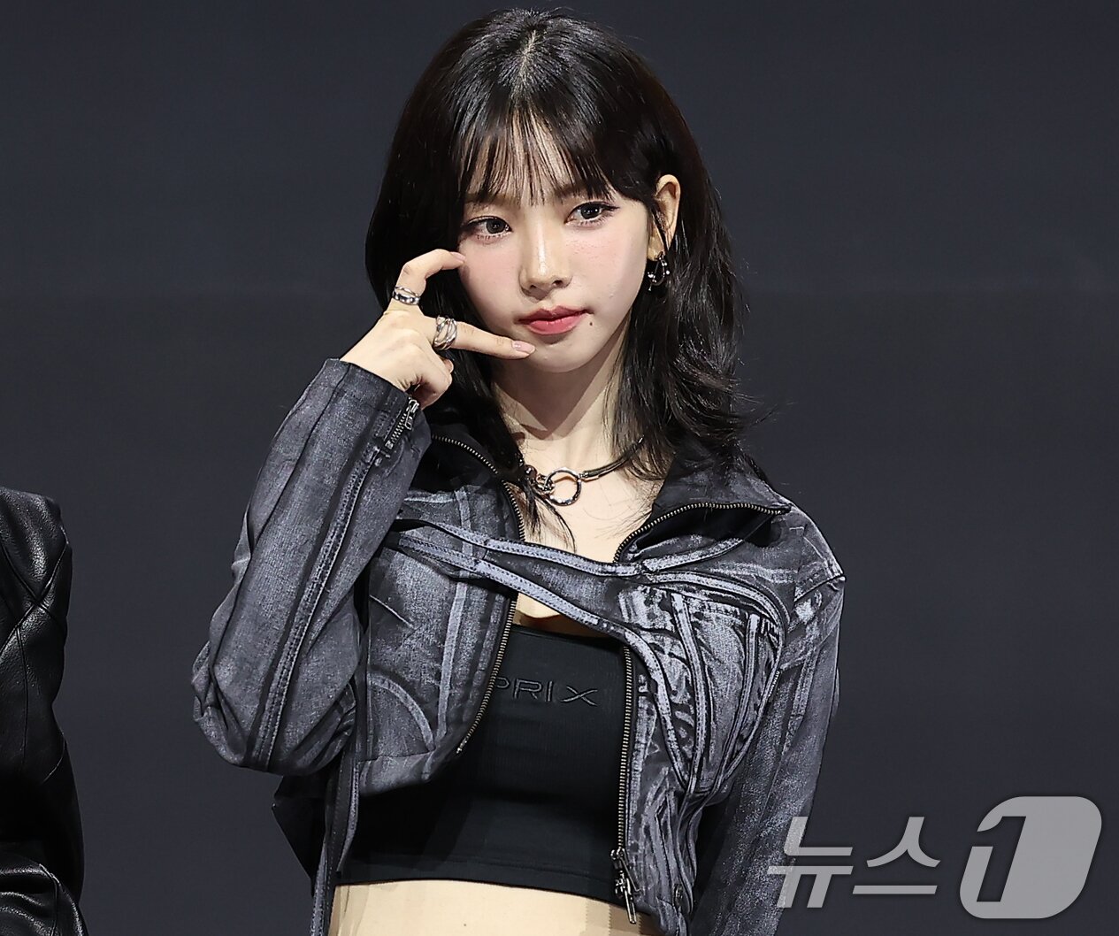 본문 이미지 - 걸그룹 에스파의 카리나가 27일 오후 서울 용산구 한남동 블루스퀘어 마스터카드홀에서 열린 첫 정규 앨범 ‘Armageddon’&#40;아마겟돈&#41; 발매 기념 쇼케이스에 참석해 포즈를 취하고 있다. 2024.5.27/뉴스1 ⓒ News1 김진환 기자