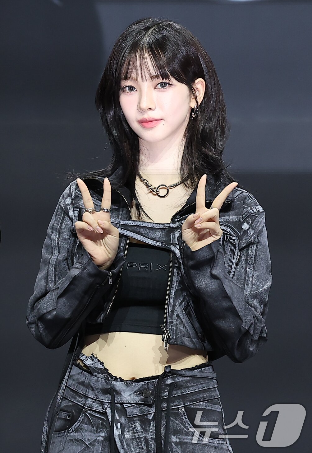 본문 이미지 - 걸그룹 에스파의 카리나가 27일 오후 서울 용산구 한남동 블루스퀘어 마스터카드홀에서 열린 첫 정규 앨범 ‘Armageddon’&#40;아마겟돈&#41; 발매 기념 쇼케이스에 참석해 포즈를 취하고 있다. 2024.5.27/뉴스1 ⓒ News1 김진환 기자