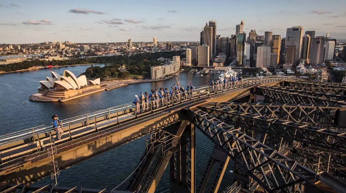 본문 이미지 - 하버브릿지 위에서 즐기는 '브릿지 클라임' 모습. /브릿지 클라임 시드니 제공
