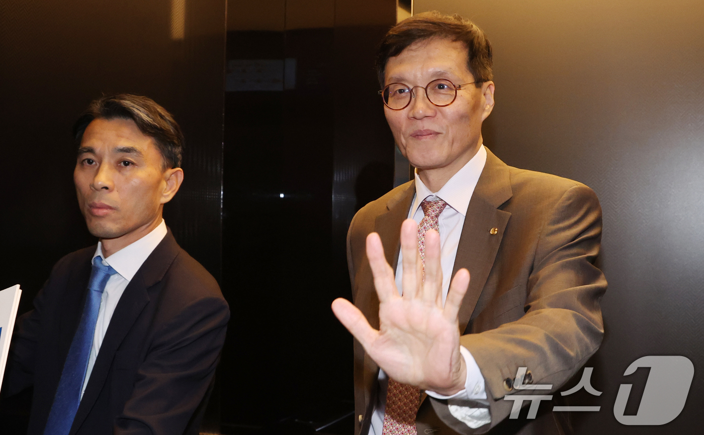 (서울=뉴스1) 김명섭 기자 = 이창용 한국은행 총재가 27일 오후 서울 중구 명동 은행회관에서 시중은행장들과 회동을 하기 위해 이동하고 있다.은행권에 따르면 은행연합회 이사회는 …
