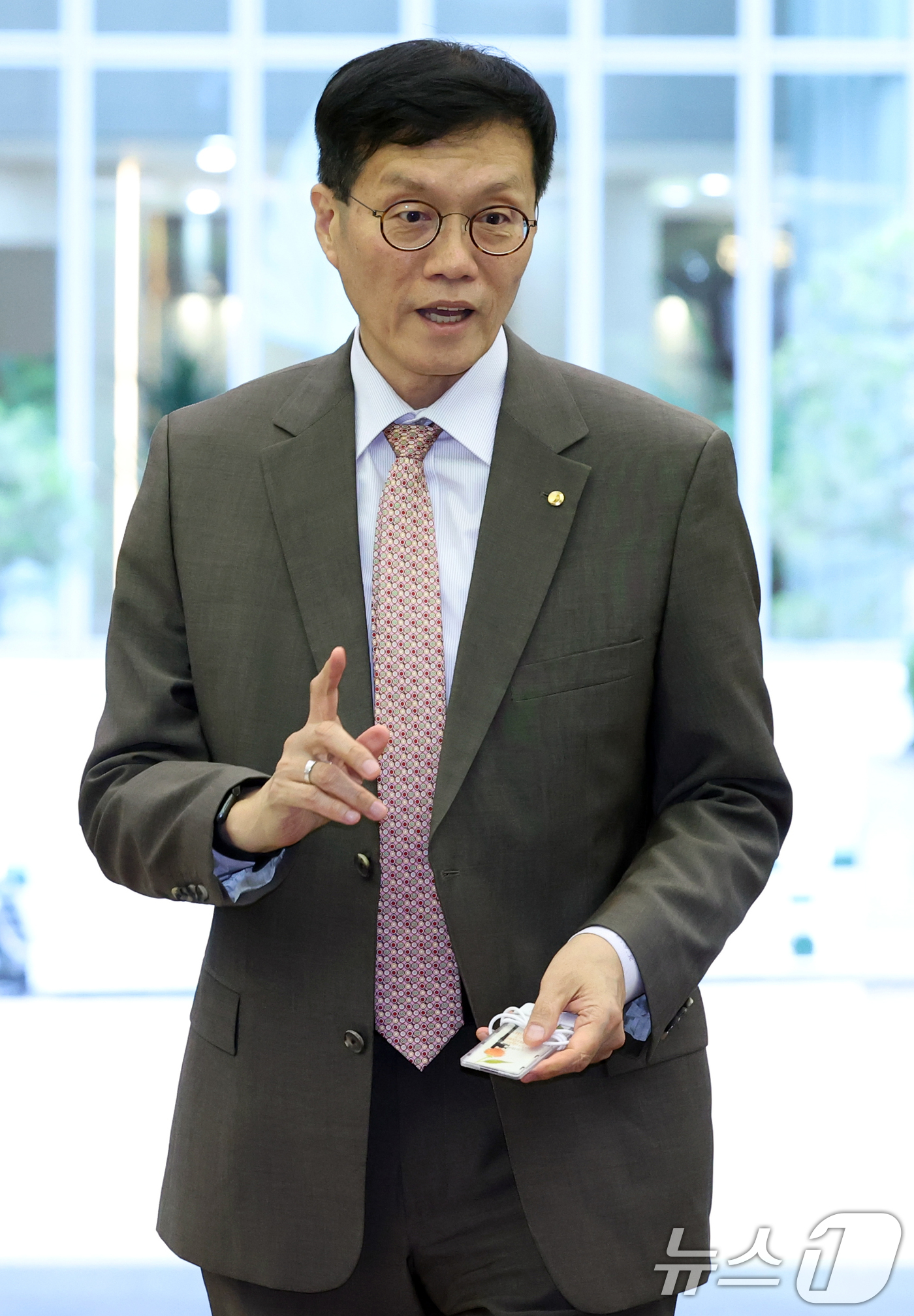 (서울=뉴스1) 김명섭 기자 = 이창용 한국은행 총재가 27일 오후 서울 중구 명동 은행회관에서 시중은행장들과 회동을 하기 위해 이동하고 있다.은행권에 따르면 은행연합회 이사회는 …